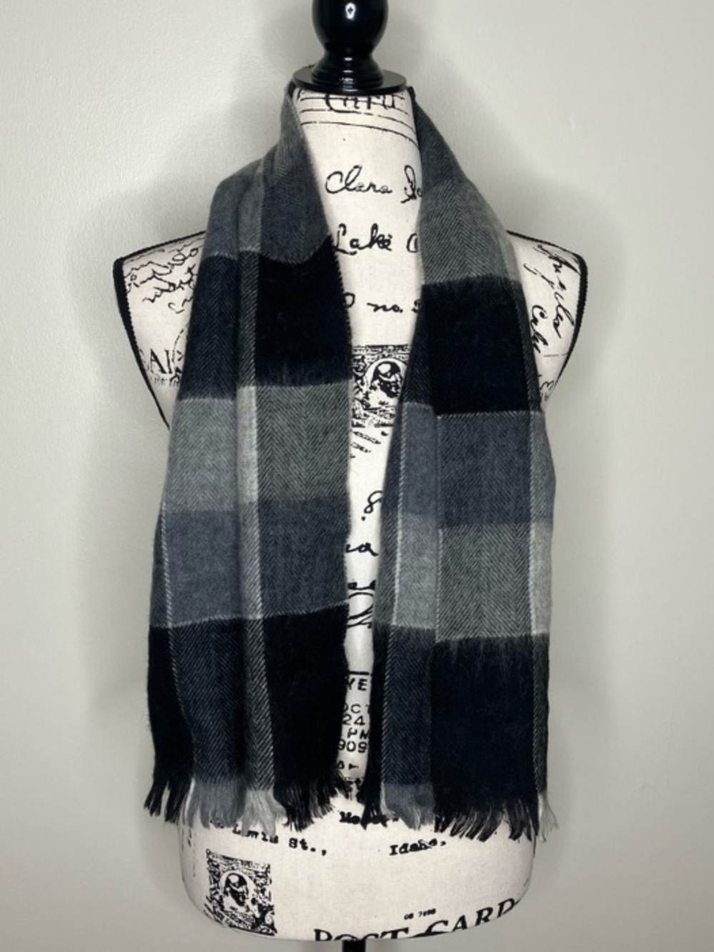 100% Lambswool gray plaid scarf